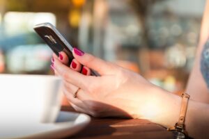 Pranie na telefon – jak je zamówić?